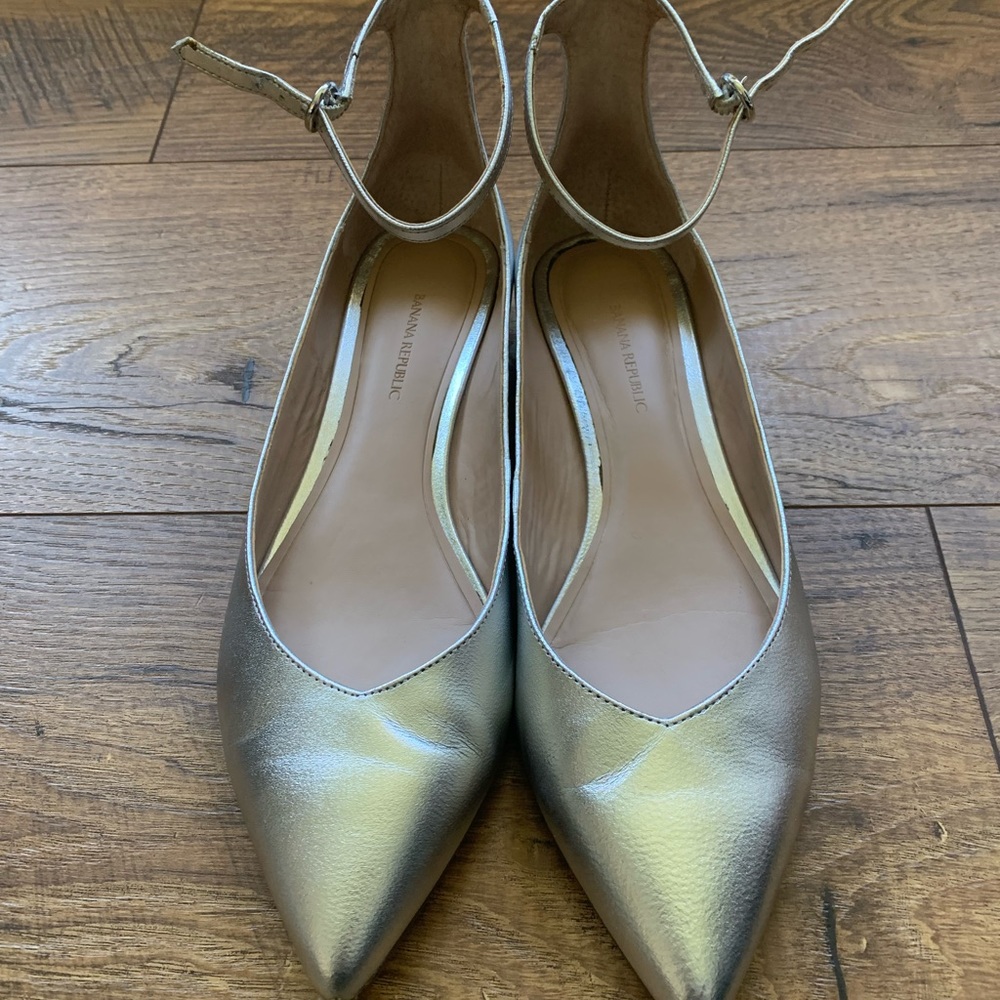 Banana Republic silver pointy flats
